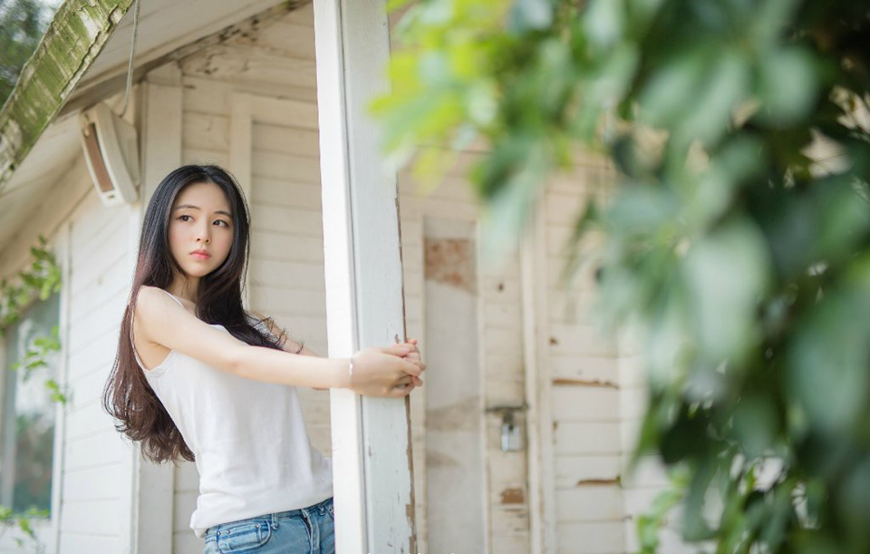“下去吧，让人通知文和先生过来。”吕布靠在椅靠上，淡然道。